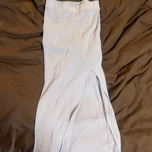  medellång ribbad kjol med slit - Jättefin sommarkjol med slit på framsidan! bara använd få gånger!