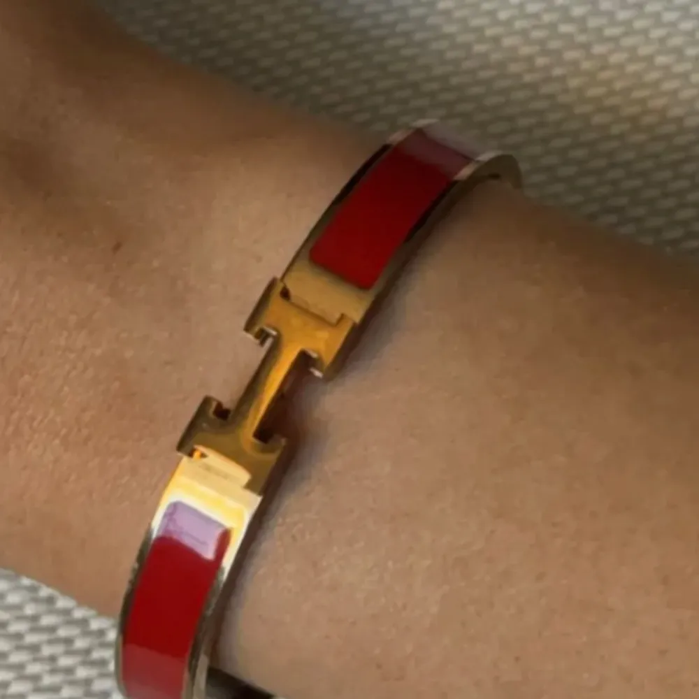 Super fin röd Hermes armband, aldrig använt den, finns inga defekter. . Accessoarer.