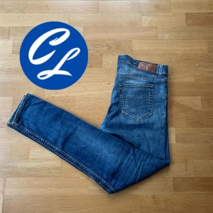 Tiger of Sweden Jeans  - Tja! Nu säljer vi dessa extremt snygga Tiger of Sweden jeansen! Jeansen är i bra skick. Storlek 33/34. Tveka inte att höra av dig vid minsta fråga eller fundering!👍