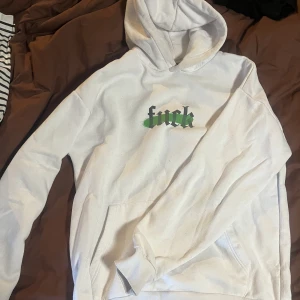 vit hoodie med tryck - En baggy hoodie från new yorker som jag säljer få jag inte använder längre! Den e lite nopprig men man kan få bort det rätt enkelt🫶🏻