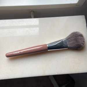 caia f04 borste - caias f04 borste, funkar till bronzer exempelvis. oanvänd, endast testad på handen en gång! 