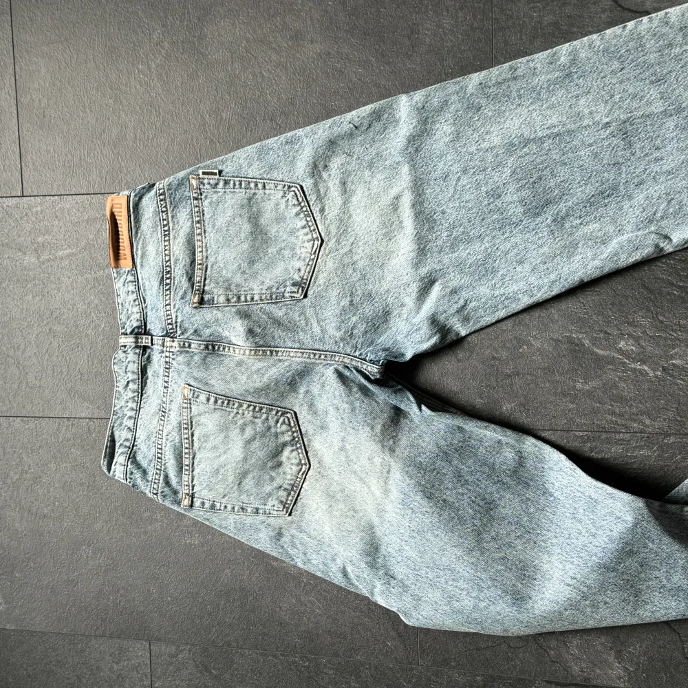 Säljer dessa woodbird jeans då jag inte använder de. Använd några gånger. W31 L32. Jeans & Byxor.