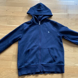 Ralph lauren 14-16 år/160 - Superfint skick, inga defekter/fläckar och bra passform. Inte urtvättad på något sätt. Hör av er vid intresse!👍👊