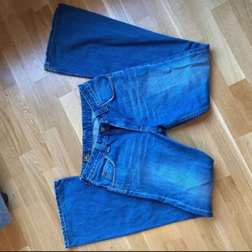 Lågmidjade bootcut Lee jeans. Super snygg färg och bra passform. Jättebra skick❤️❤️pris kan diskuteras❤️. Jeans & Byxor.