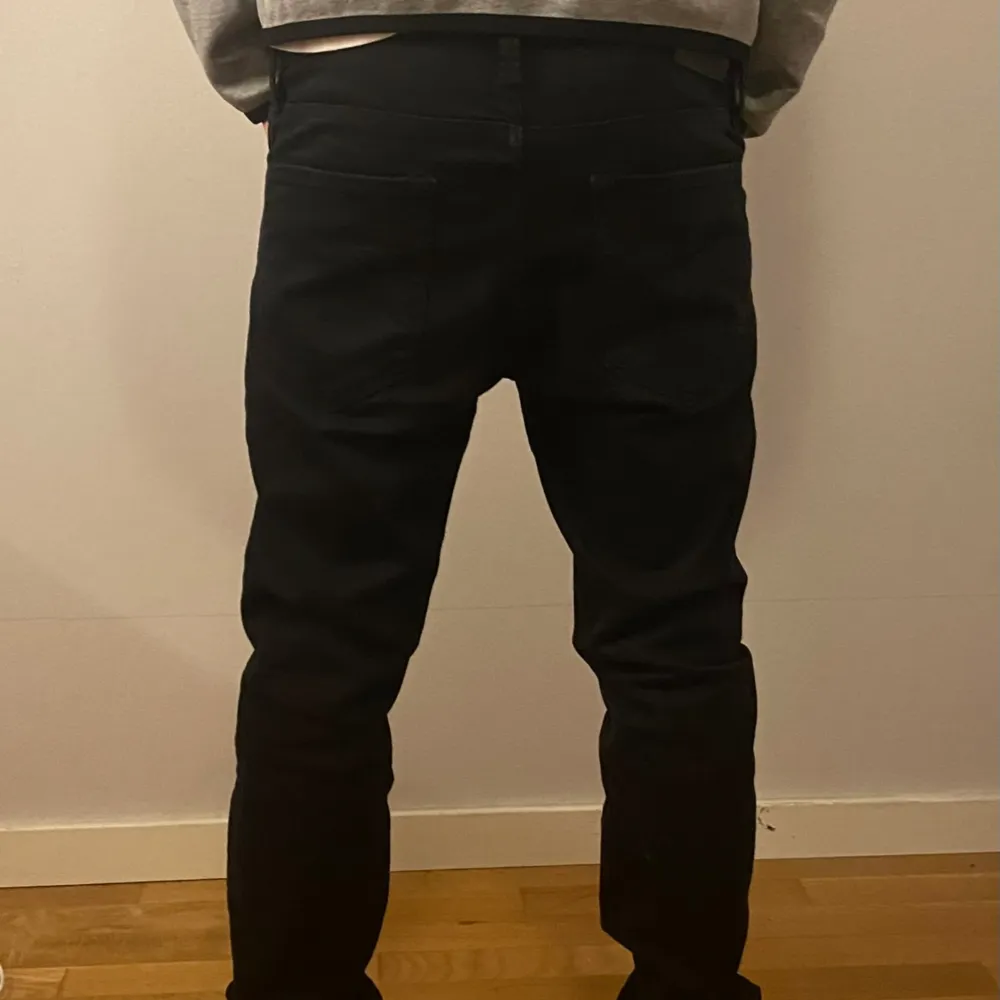 Säljer nu dessa svarta jack&jones Jeansen som är i bra skick och inte har några defekter! Använts cirka 2-3 gånger och är i storlek 29x32. Hör gärna av dig för mer info eller bilder tack!. Jeans & Byxor.