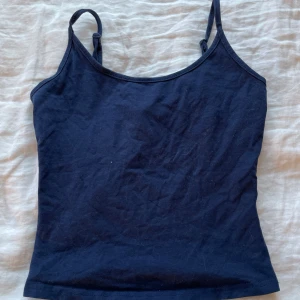 Säljer detta mörkblå linne  - Säljs pågrund av att det är för litet och används därmed inte.