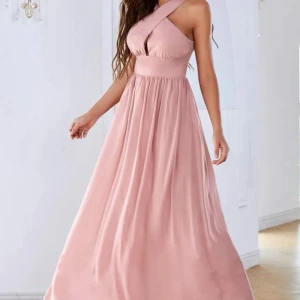 Sjukt vacker fest klänning  - Fest klänning köpt från girl in mind. Den är köpt för 1500 o är helt slutsåld. Har bara använt den en gång och prislappen är kvar Pris går såklart diskutera, kan sänkas