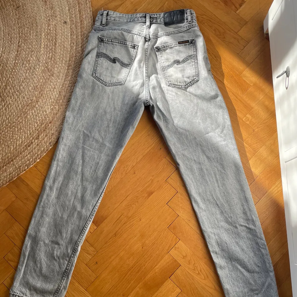Säljer dessa snygga nudie jeansen, köpte de för 900kr säljer för 399kr Har inte använt jeansen sedan jag köpte de. Jeans & Byxor.