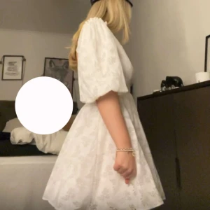 vit klänning studentklänning - vit klänning från okänd märke Aiyana, köpt för 700kr ej använd. perfekt till studenten!