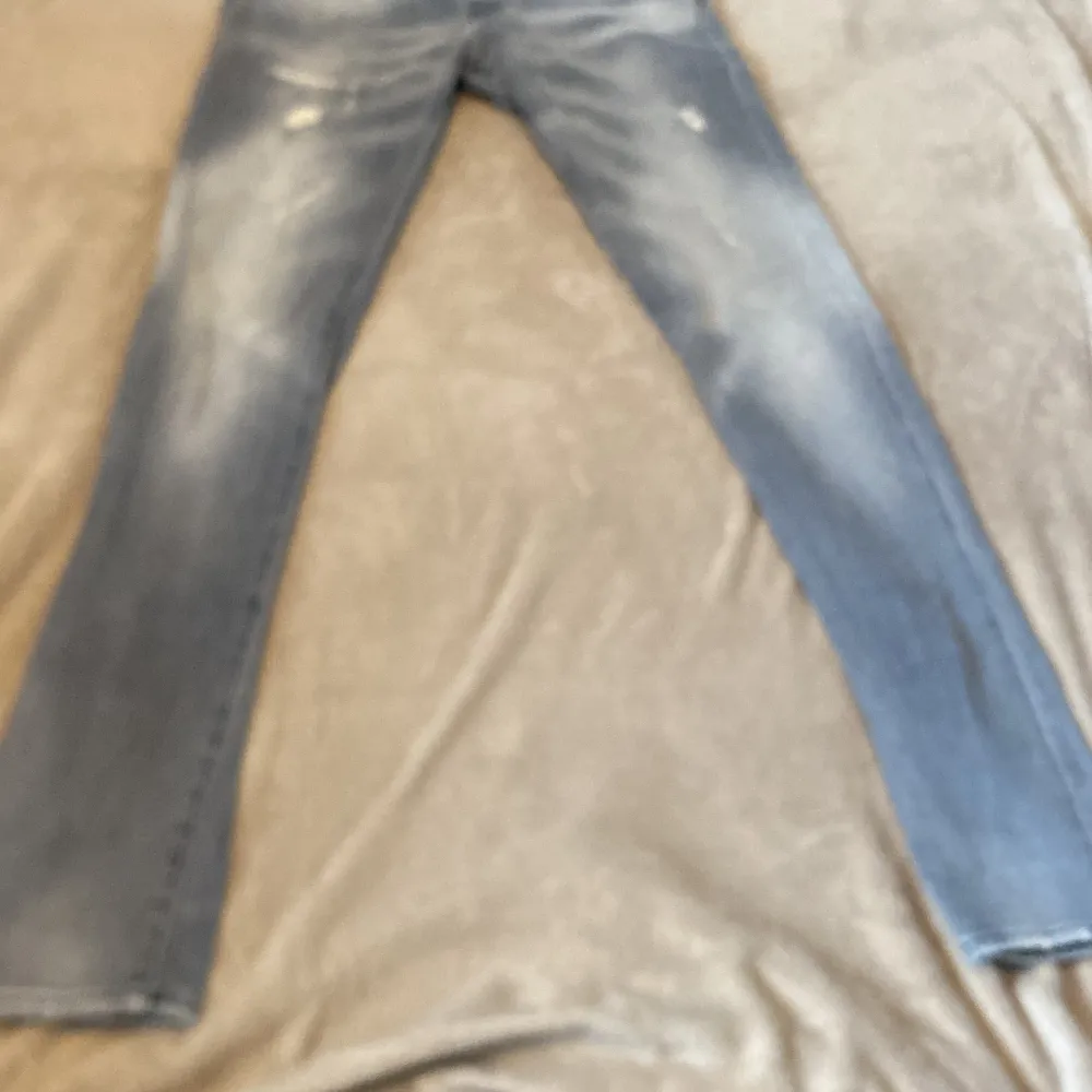 Snygga ripped jack and Jones jeans | Storleken är 30/34 | Modellen är slim fit/ GLENN | Skicket är ca 8/10 | Hör av er vid frågor!. Jeans & Byxor.