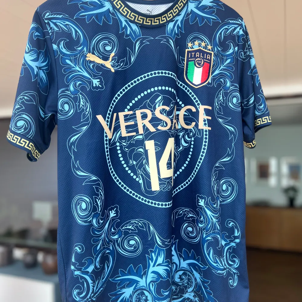 Säljer nu min Versace X Italien tröja som endast är använd 1 gång. Tröjan är i 10/10 skick. Tröjan är i storlek S. . T-shirts.