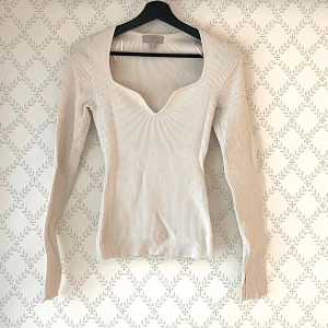 Tröja - Tröja inköpt från H&M, något nopprig - med det kan ju såklart lätt lösas!  Färgen är en kall ton av beige.