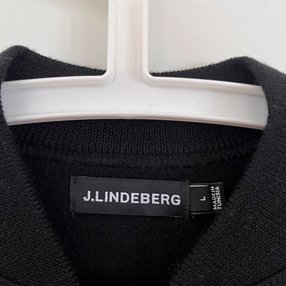 Säljer denna stiliga J.Lindeberg eftersom den bara ligger i garderoben, tröjan är endast använd 2ggr. Nypris 1100+. De är bara att höra av er för mer info . Stickat.
