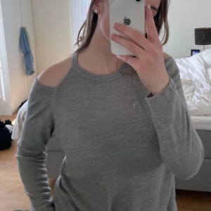 Grå tröja  - Använd 1 gång.  Grå tröja med öppna axlar. Jättemjukt material. 
