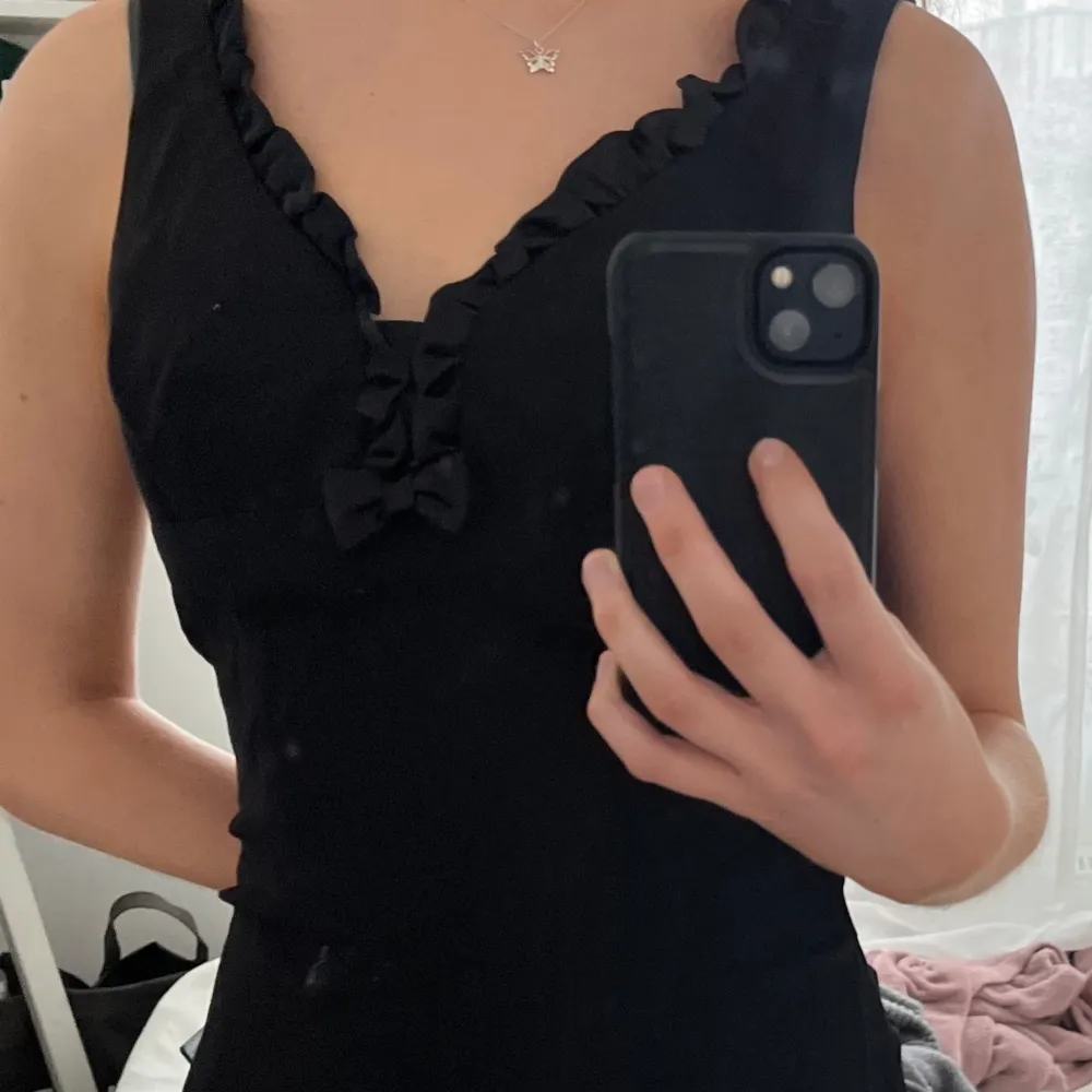Super söt kort svart klänning med rosett fram, passar bra på mig som är 170 och har xs. Har en liten fläck som säkert går bort i tvätten. Klänningar.