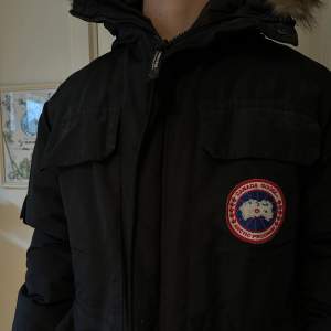 Säljer en svart jacka från Canada Goose! I använt men superfint skick, behöver en tvätt 👏🏽 skick 7/10 🤝🏽 modellen på bilden har storlek M och är 173 lång. Jackan passar en storlek L 