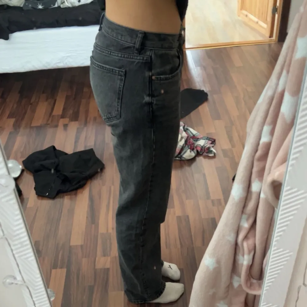 Svarta jeans från Gina tricot, säljare då de är för stora. Jeans & Byxor.