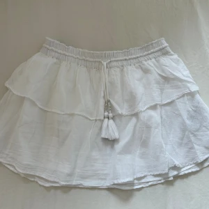 Kortkjol från Gina tricot - Supersöt kortkjol från Gina. Storlek 170 men motsvarade S. Säljer då jag behöver pengar. 😇 aldrig använd, lapp kvar