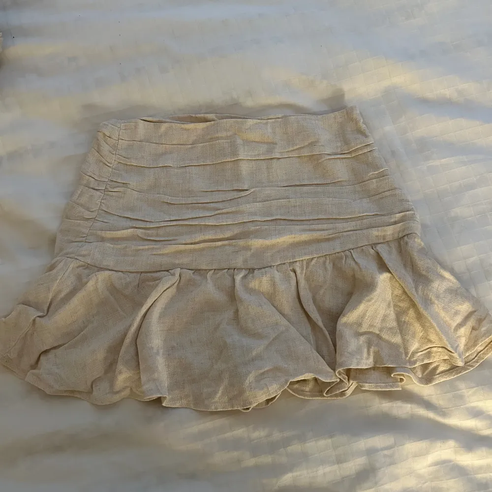 Jättesöt ”linne” kjol med inbyggda shorts. . Kjolar.
