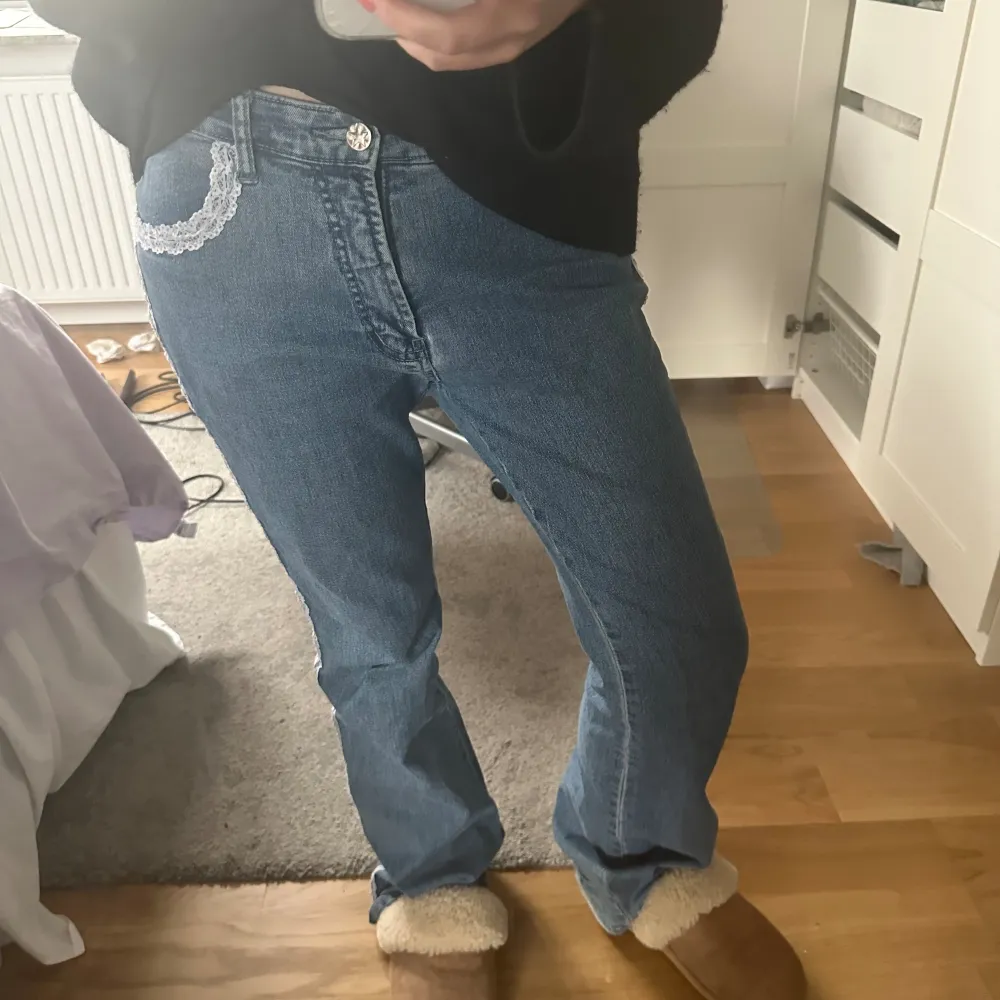 Snygga jeans men som tyvärr inte kommer till användning!!🩷. Jeans & Byxor.