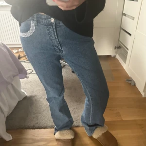 Jeans  - Snygga jeans men som tyvärr inte kommer till användning!!🩷