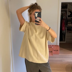 H&M Jersey T-Shirt - Bought second hand :) fits oversized on S and M. Colour is off white 