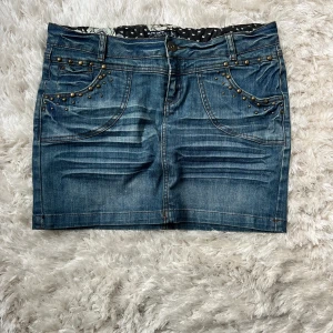 Jeanskjol - Snyggaste jeanskjolen som tyvärr är för stor på mig! Så coola detaljer❤️ bra skick!! Midjemått rakt över:42 cm