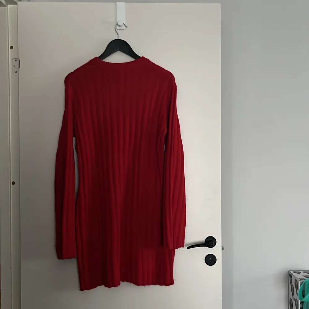 En röd stickad klänning, väldigt mjuk och väldigt stretchiga. Jag använder vanligtvis L men denna passar från xs-xl. Den har bara blivit använd 1 gång. Ordinarie pris 499 kr Kontakta gärna vid frågor. Klänningar.
