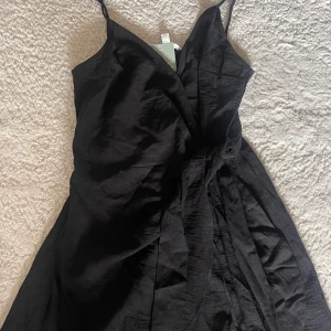 Svart klänning  - Säljer min så sjuka gulliga klänning där jag aldrig tagit på mig för den va lite för kort för mig perfekt ha den nu till sommar 