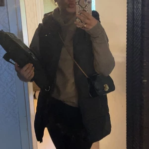  stickad tröja  - Säljer min stickade tröja där den inte kommer längre till användning har bara tagit på mig den några gånger annars helt ny från lager 157💓