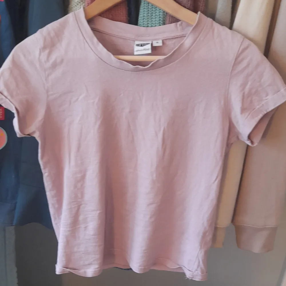 En basic gamel rosa T-shirt. Har tyvärr blivit för liten för mig . T-shirts.