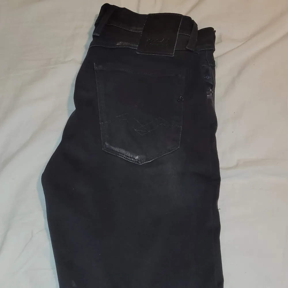 Hej säljer mina svarta replay jeans son är i gott skick och bara andvända fåtal gånger. Modell är anbass och sitter som slimfit. Storleken är 30 30. Priset kan diskuteras och tveka inte på att höra av er.. Jeans & Byxor.