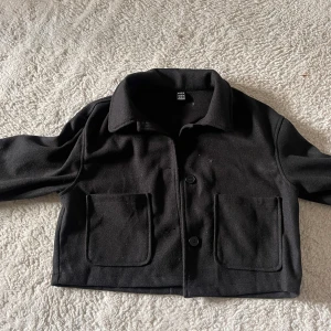 Kort kappa  - Säljer min så sjuka snygg kappa den aldrig kommit till användning har bara tagit på mig den en gång annars är den helt ny från shein perfekt nu till vår o sommar 💓💓