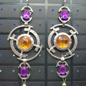 Örhängen - Stora vackra örhängen i bohemisk stil - Den här örhänget föreställer örhängen och måtten är ca 6.5×3 cm. Silverfärgad metall med vacker ytstruktur och kristaller i vackra färger bl.a. Oerhört vackra örhängen av hög kva