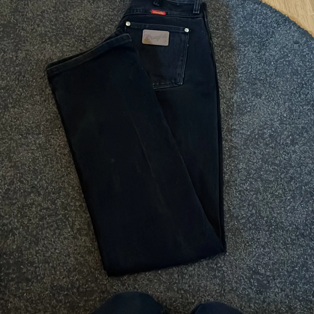 Svarta, högmidjade från wrangler!  snygga men används inte av mig:). Jeans & Byxor.