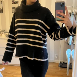 Randig stickad tröja - Jätte fin stickad tröja från bershka. Använd och tvättad💕 jag brukar ha s i kläder så kan se stor ut på mig. 