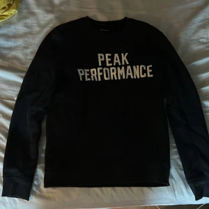 Peak performance sweatshirt  - Knappt använd strl S