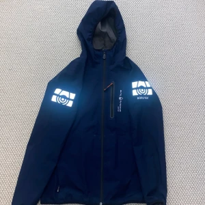 Sail Racing vår jacka  - Sail Racing VindJacka Perfekt för sommar kvällar   Size S  Knappt använd   Betalning sker via swish 