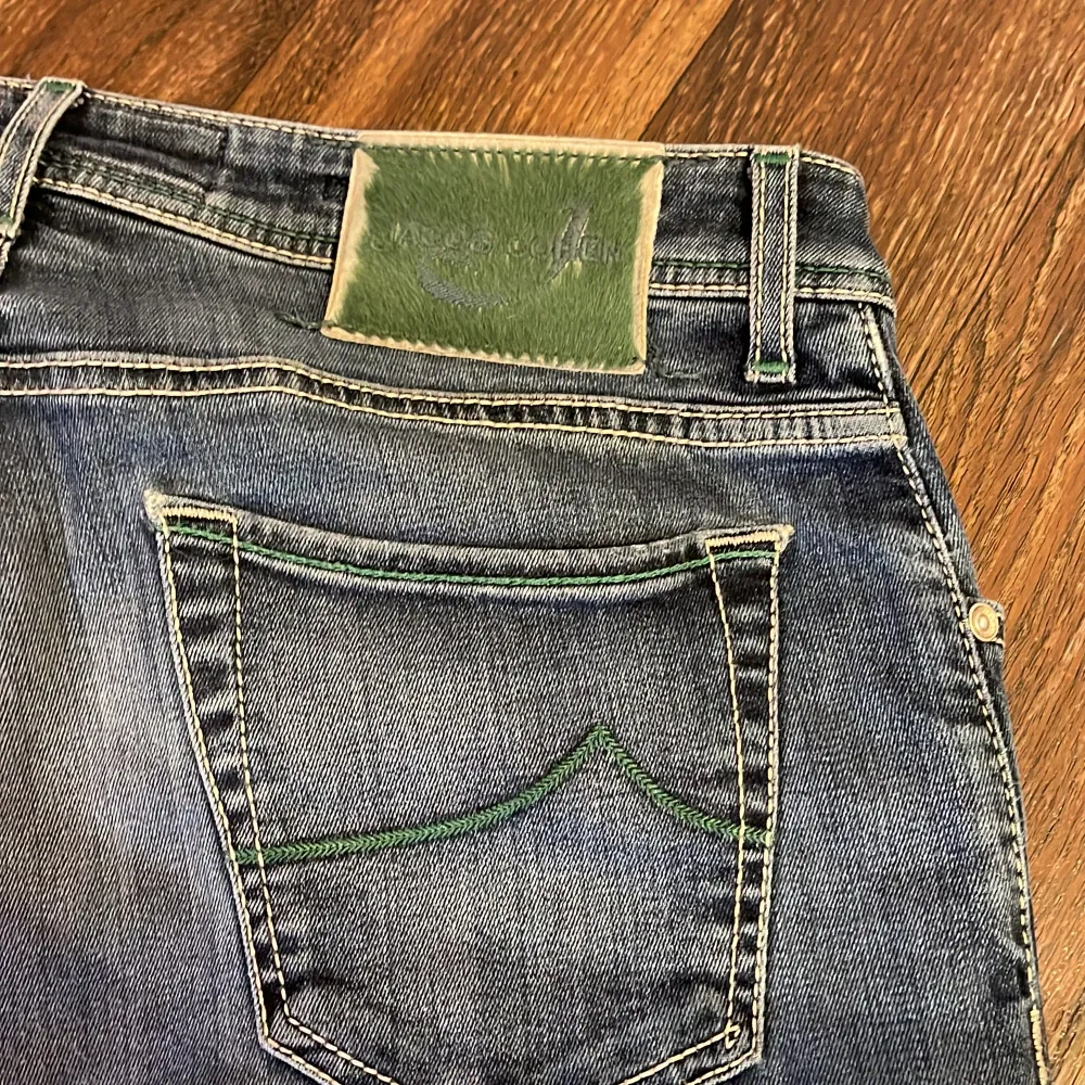 Säljer nu dessa Jacob Cohen ”622” jeans (slim) i mycket bra skick. Man får med en Jacob Cohen duk och en liten text😊 hör av er vid eventuella frågor eller funderingar🙃. Jeans & Byxor.