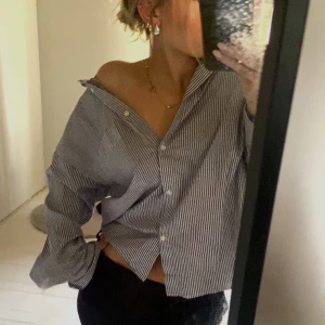 Randig skjorta  - En jätte fin blå-vitrandig skjorta från hm! Säljer pga att den inte kommer till användning💗Den är i S men är även lite stor i storleken