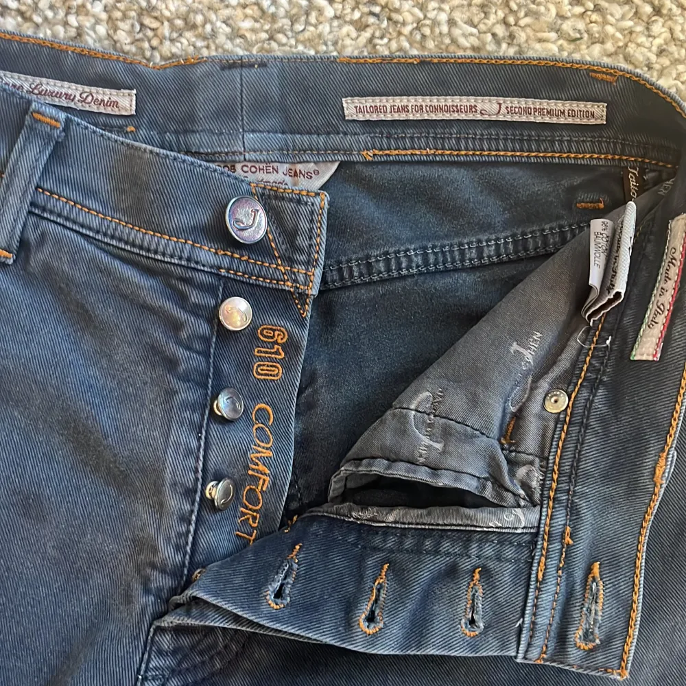 Säljer dessa feta Jacob cohen jeansen. Modell 610 i bra skick, skickas inom 24 timmar 🚀. Jeans & Byxor.