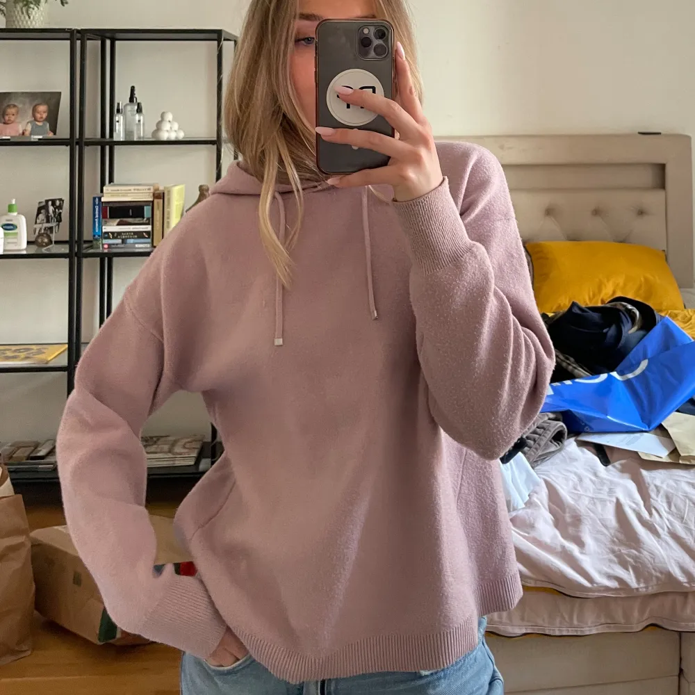 Finstickad hoodie i en superfin rosa/lila färg 💕💕 köpt i Palma på Primark . Hoodies.