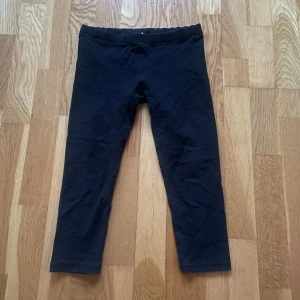 Svarta cykelbyxor/tights stl S från Gina tricot  - Svarta cykelbyxor/tights stl S från Gina tricot i bra skick 50 kr, köparen står för frakten 