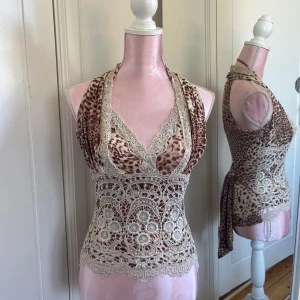 Topp - Topp med fina detaljer🦓🤍🖤storlek L men passar S-M med.  Tunnare band i nacken för extra stöd som kan gömmas under det bredare. I midjan kan bandet knytas både fram och bak🤍