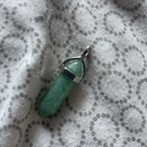 Adventurin hänge - Kristallhänge av kristallen adventurin! Jätte fint att hänga på halsband och i superbra skick. Köptes på kristallrummet för 350. Är såklart en äkta kristall.