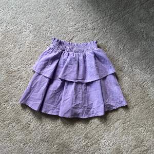 Så fin ljuslila volang kjol, helt ny!  Har tyvärr aldrig kommit till användning då jag har så många liknande🫶🏻 har även ett undertyg (se bild 3)❣️kan även användas som topp! Ifrån shein <3 använd gärna köp nu!
