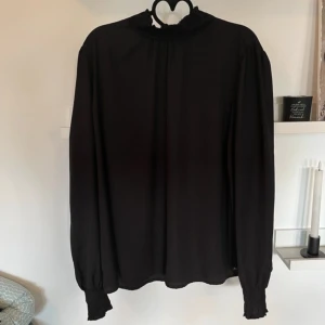 Blus  - Blus med smock vid handleder och hals  Fint skick 