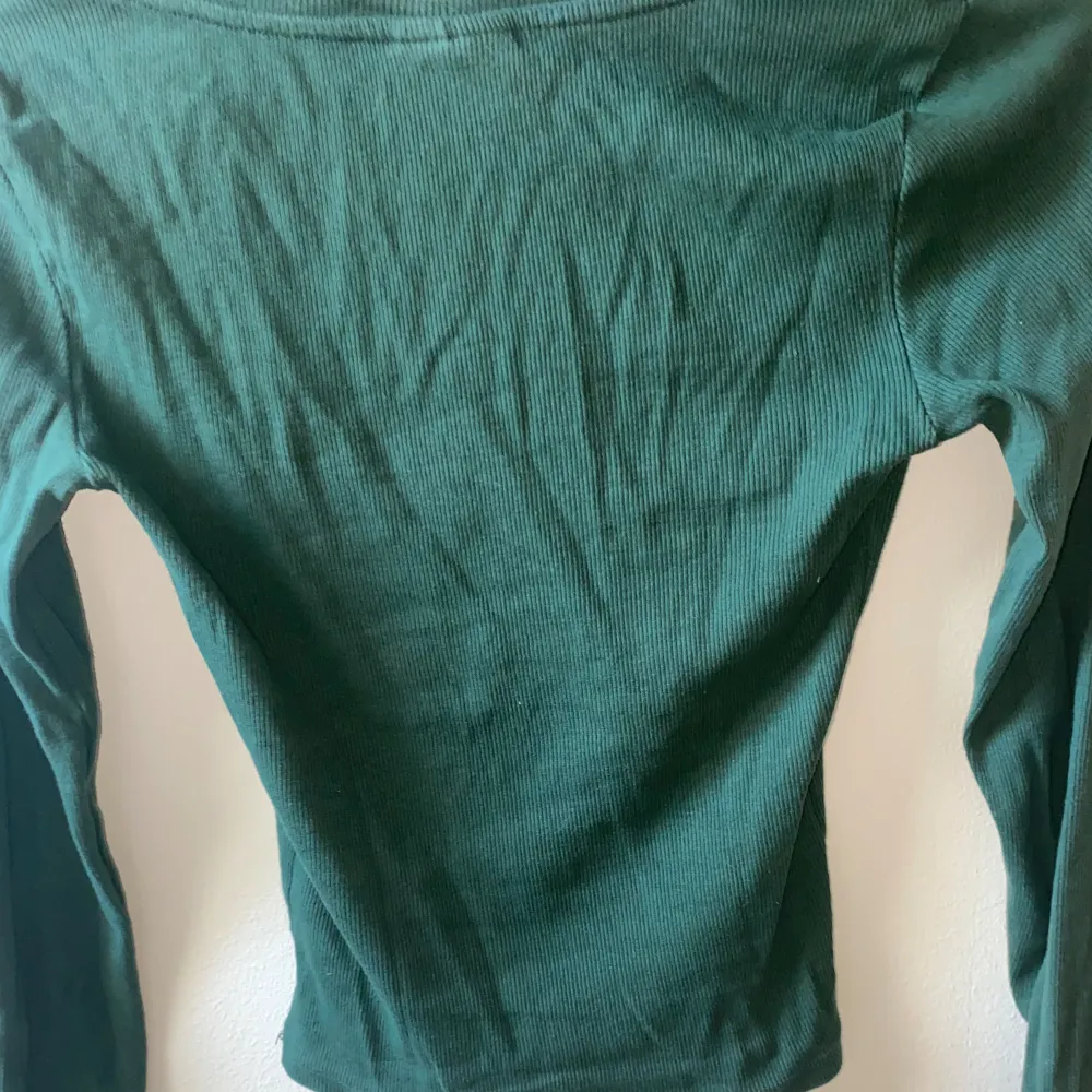 Grön ribbad tröja från veromoda, storlek M, bra skick, få användningar, inga defekter. Tröjor & Koftor.