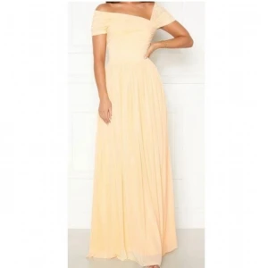 Balklänning - Använd på bal 1 gång, storlek 40. Lite smutsig längst ner (knappt märkbart), men borde inte vara svårt att tvätta bort. Köpt på bubbleroom, finns inte att köpa längre🥰