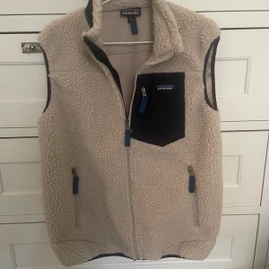 Patagonia fleece-väst - Hej! Jag säljer nu min patagonia fleece-väst som passar perfekt till sommaren, våren och hösten. Skicket är 10/10 aldrig använd säljer den då den inte passa mig riktigt. Storlek M, nypris: ca 1300, Mitt pris: 799. Hör av dig vid minsta fundering!😃